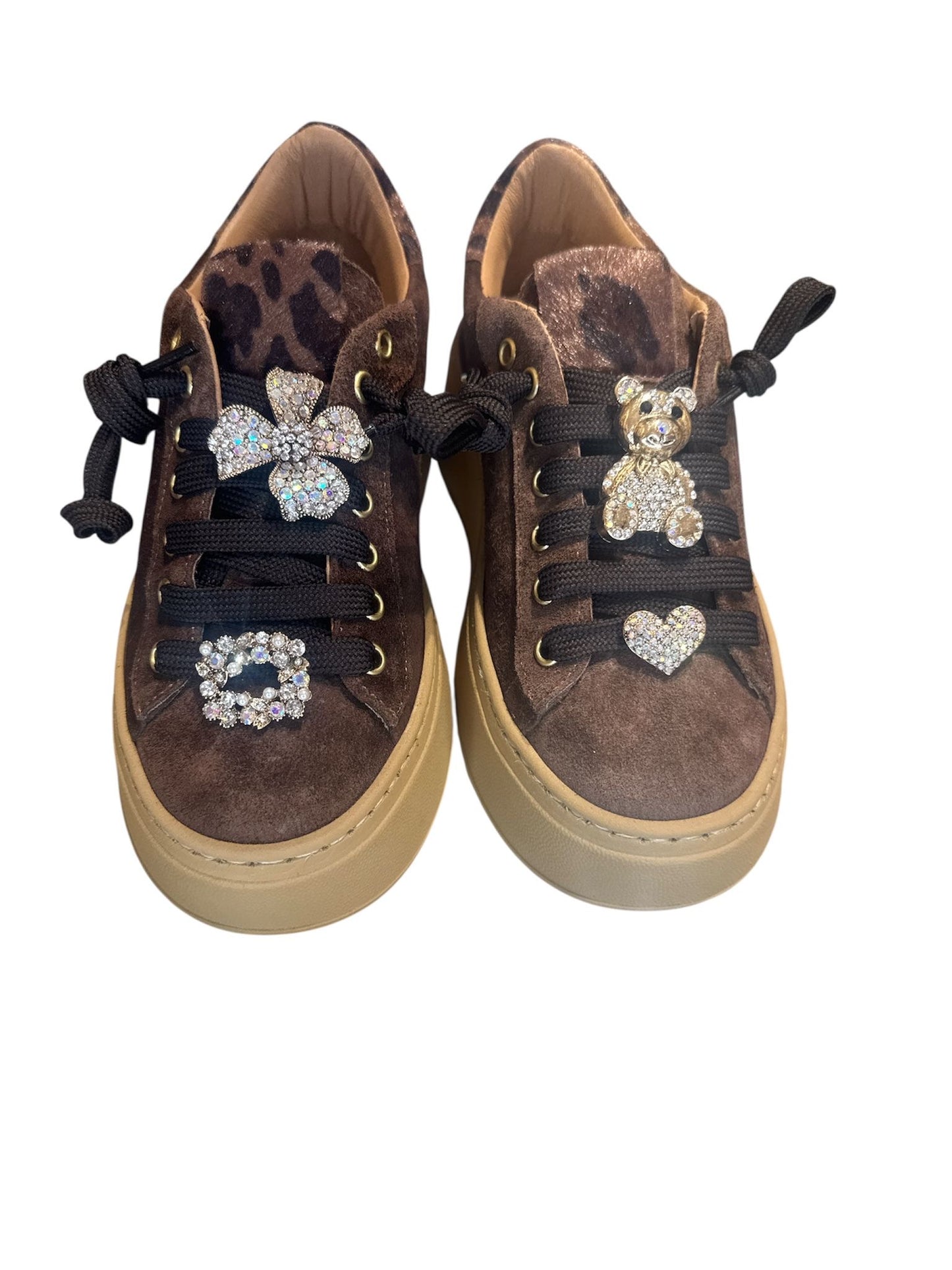Sneakers con applicazioni