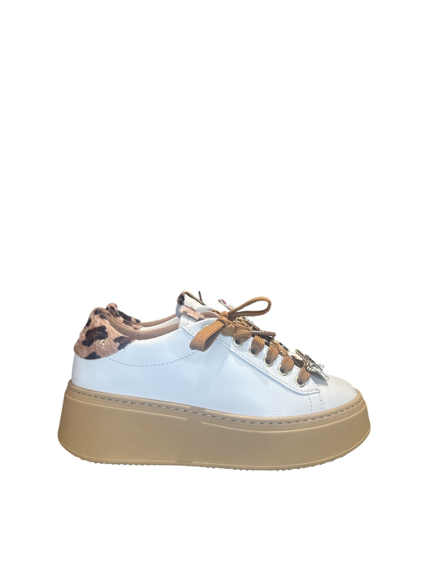 Sneakers con applicazioni