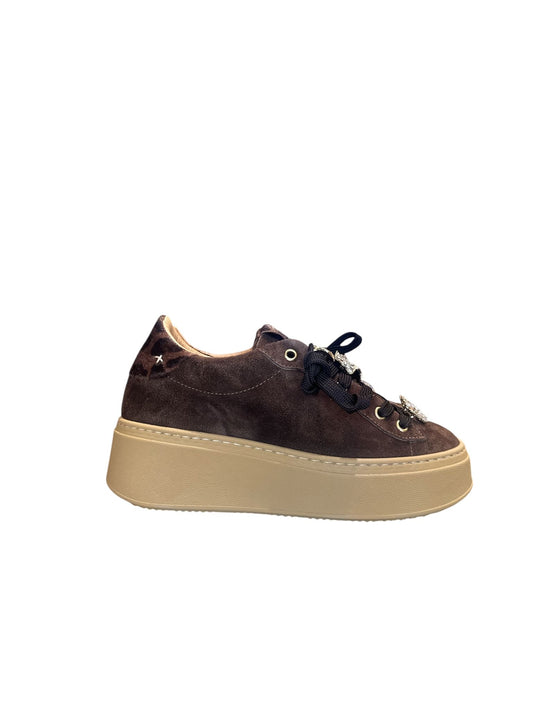 Sneakers con applicazioni